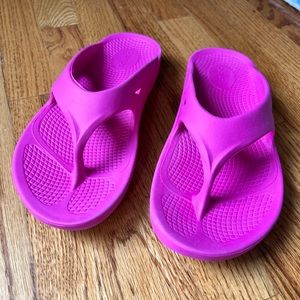 Oofos Ooriginal sandals. HOT PINK